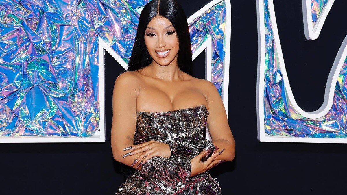 Cardi B says she is “single,” confirming breakup with Offset post thumbnail image