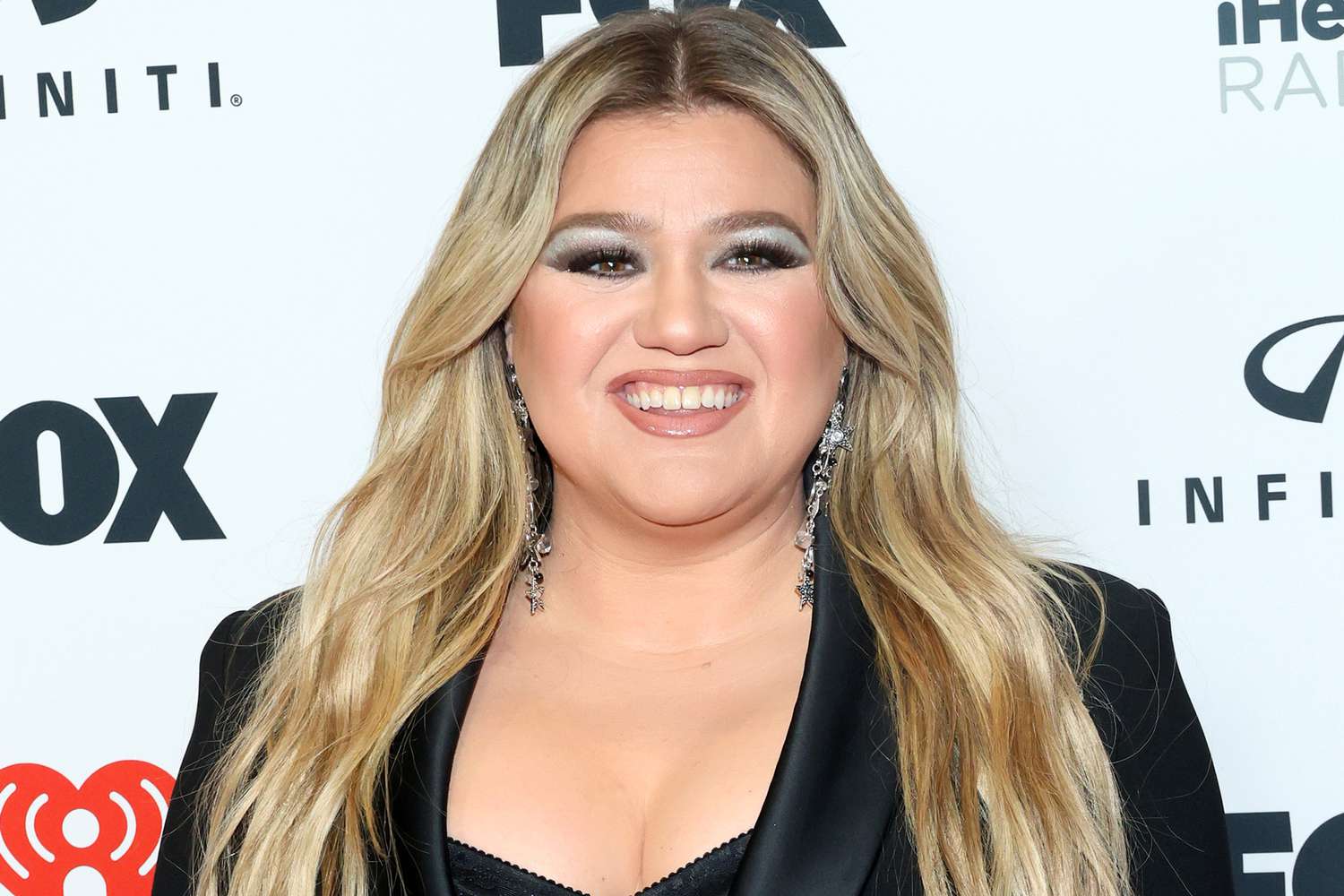 “Exploring the Musical Evolution of Kelly Clarkson: From Pop Princess to Empowered Artist” post thumbnail image